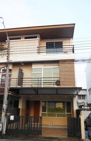 ทาวน์เฮาส์ 32000 กรุงเทพมหานคร เขตบางกะปิ คลองจั่น